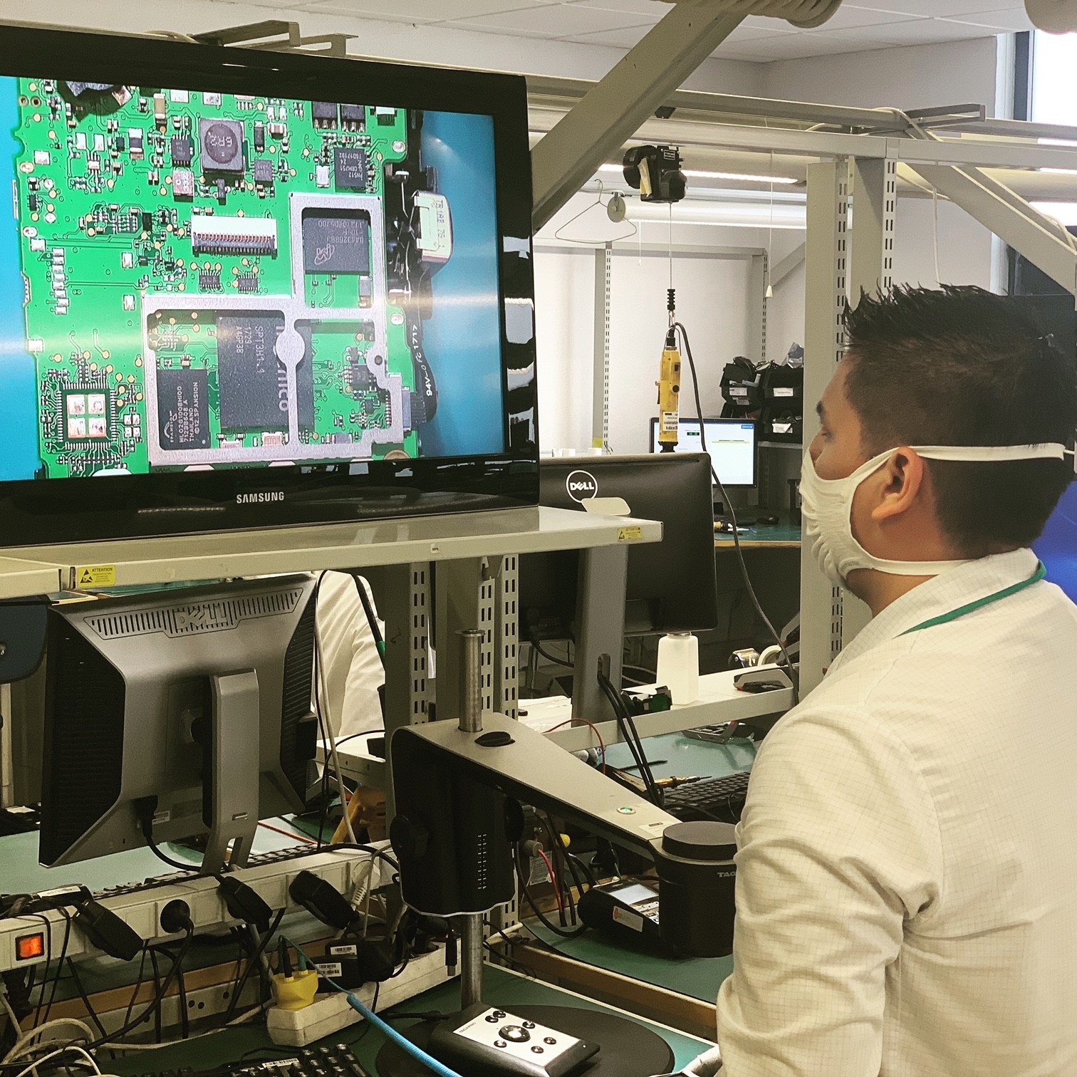 Reparación de TPVs. Placa Move 5000 de Ingenico al microscopio digital